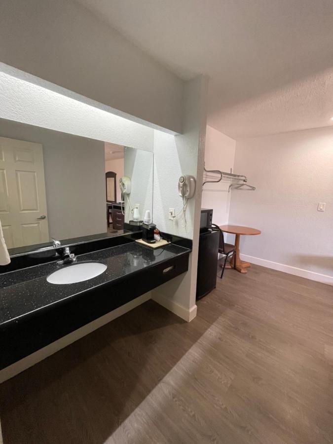 Western Inn West Columbia Екстер'єр фото